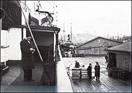 Rolf Nesch haciendo un grabado en el barco de vapor costero en el muelle de Trondheim.